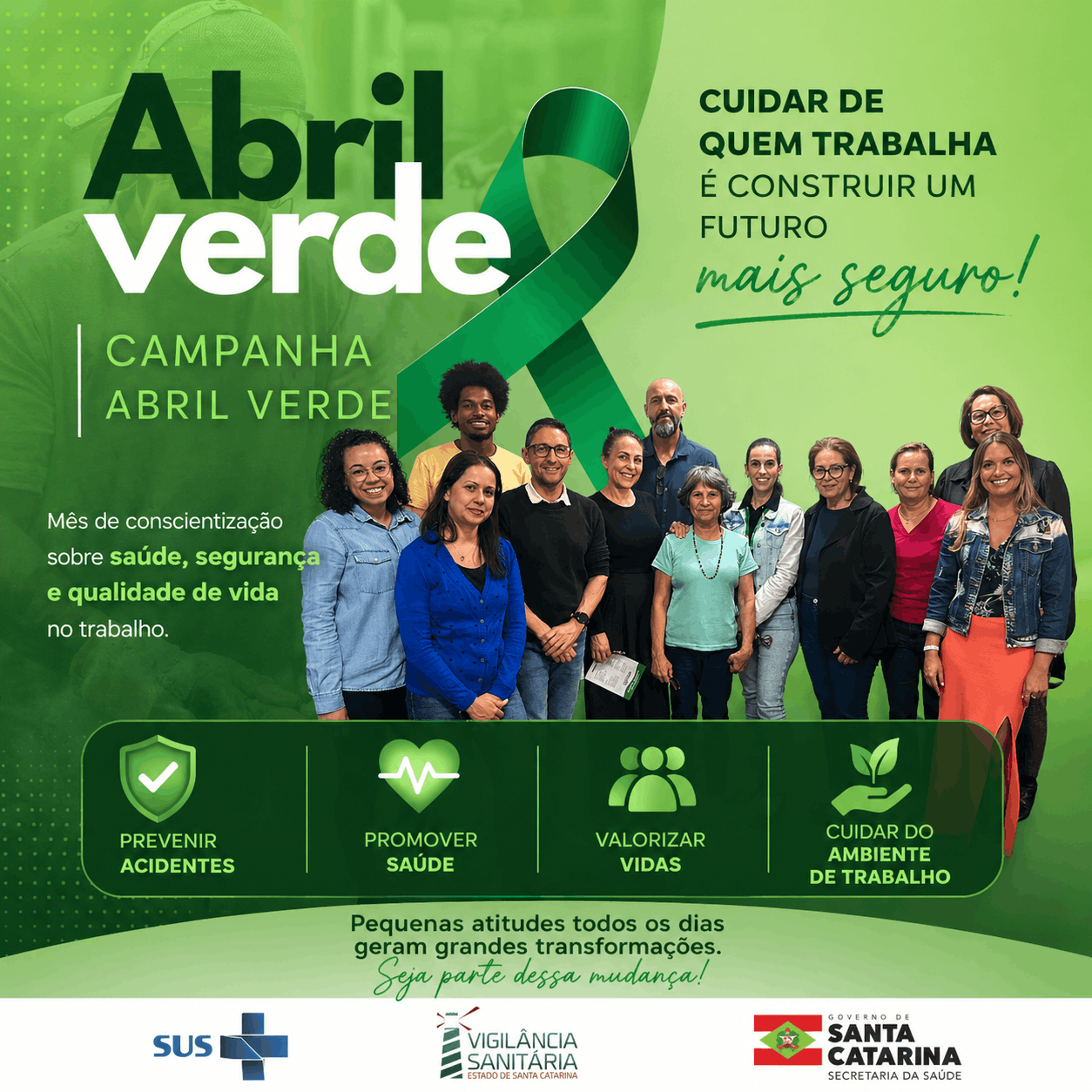 Banner da campanha Abril Verde com fundo em tons de verde e laço verde ao centro, símbolo da conscientização sobre saúde e segurança no trabalho. O texto destaca: 'Cuidar de quem trabalha é construir um futuro mais seguro!' e informa que a campanha promove conscientização sobre saúde, segurança e qualidade de vida no trabalho. Na parte inferior, há ícones com as mensagens: prevenir acidentes, promover saúde, valorizar vidas e cuidar do ambiente de trabalho. Ao centro, um grupo de profissionais posa para a foto. Logos do SUS, Vigilância Sanitária de Santa Catarina e Governo de Santa Catarina aparecem na base da imagem.