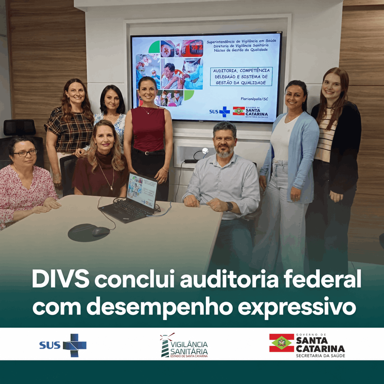 Equipe da Vigilância Sanitária reunida em sala de reunião durante apresentação institucional em tela, com notebook sobre a mesa. Ao fundo, slide sobre auditoria e gestão da qualidade. Texto na imagem informa: DIVS conclui auditoria federal com desempenho expressivo, com logotipos do SUS, Vigilância Sanitária de Santa Catarina e Governo do Estado.