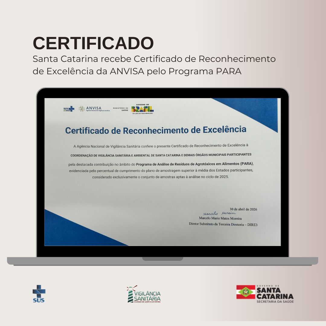 Banner com fundo em degradê claro e o título ‘CERTIFICADO’. Abaixo, texto informa que Santa Catarina recebe Certificado de Reconhecimento de Excelência da ANVISA pelo Programa PARA. No centro, há a imagem de um notebook exibindo o certificado oficial da ANVISA, com data de 30 de abril de 2026. Na parte inferior, aparecem os logotipos do SUS, da Vigilância Sanitária de Santa Catarina e do Governo do Estado / Secretaria da Saúde.