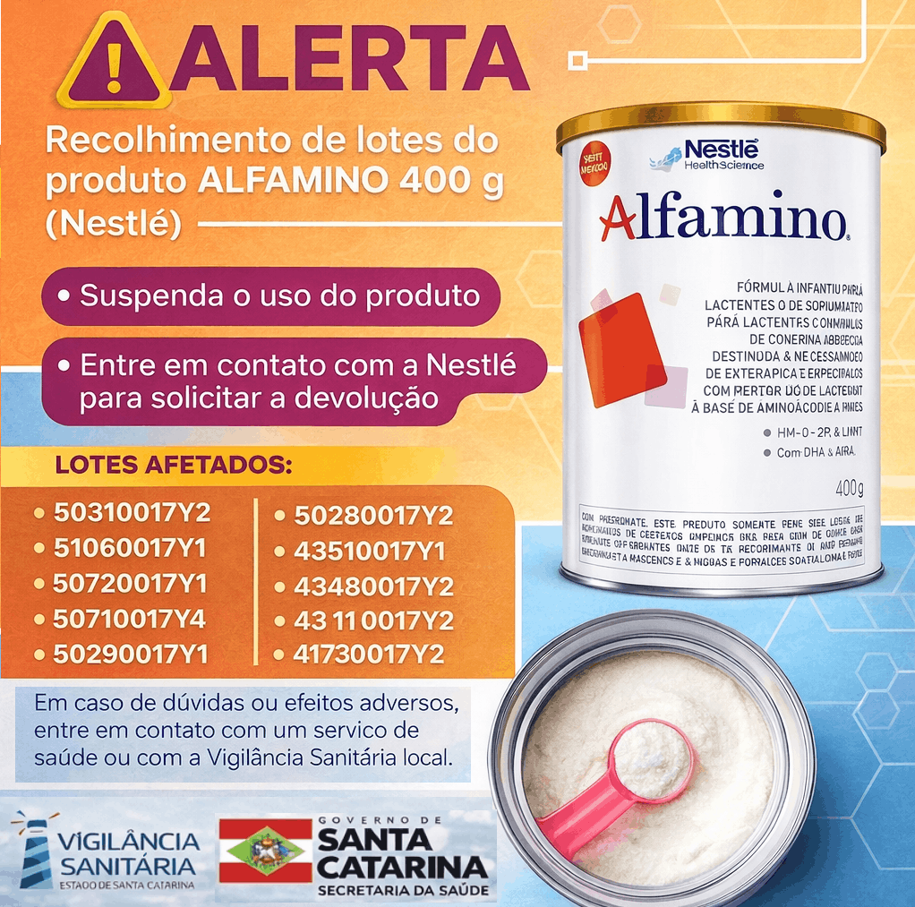 Card informativo com fundo em tons de laranja e azul trazendo alerta de recolhimento. No topo, ícone de atenção em formato de triângulo amarelo com ponto de exclamação e a palavra Alerta em destaque. Texto principal: Recolhimento de lotes do produto Alfamino 400 g (Nestlé).  Orientações em destaque: Suspenda o uso do produto e Entre em contato com a Nestlé para solicitar a devolução.  Lista de lotes afetados apresentada em duas colunas: 50310017Y2, 51060017Y1, 50720017Y1, 50710017Y4, 50290017Y1, 50280017Y2, 43510017Y1, 43480017Y2, 43110017Y2 e 41730017Y2.  À direita, imagem da lata do produto Alfamino 400 g da Nestlé Health Science, fórmula infantil para lactentes e crianças de primeira infância com alergias alimentares, à base de aminoácidos, e abaixo uma lata aberta mostrando o pó branco com uma colher medidora rosa.  Na parte inferior, orientação: Em caso de dúvidas ou efeitos adversos, entre em contato com um serviço de saúde ou com a Vigilância Sanitária local. Ao final, logos da Vigilância Sanitária de Santa Catarina e do Governo de Santa Catarina – Secretaria da Saúde.