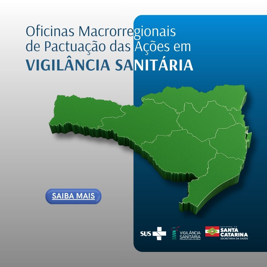 Arte de divulgação das Oficinas Macrorregionais de Pactuação das Ações em Vigilância Sanitária. Mostra o mapa do estado de Santa Catarina em verde, com divisões regionais, sobre fundo em tons de cinza e azul. Na parte inferior estão os logotipos do SUS, da Vigilância Sanitária de Santa Catarina e do Governo de Santa Catarina. Há também um botão azul com o texto "Saiba mais".
