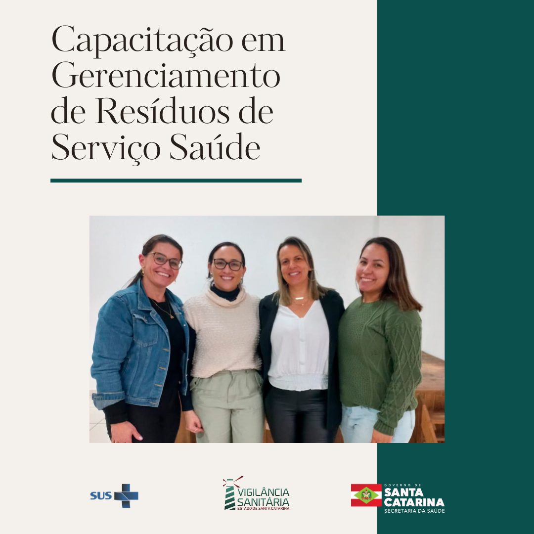 Card de divulgação da capacitação em Gerenciamento de Resíduos de Serviço de Saúde. Na parte superior, o título em destaque. Abaixo, foto de quatro mulheres sorrindo, lado a lado, participantes do evento. Na parte inferior estão os logotipos do SUS, da Vigilância Sanitária de Santa Catarina e do Governo do Estado de Santa Catarina.