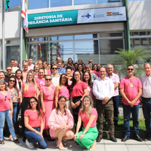 Equipe da Diretoria de Vigilância Sanitária de Santa Catarina se reúne para foto de conscientização sobre o câncer de mama no outubro rosa